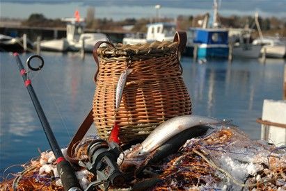 Min første fiske-taske i sit rette element, havnen i Skælskør.